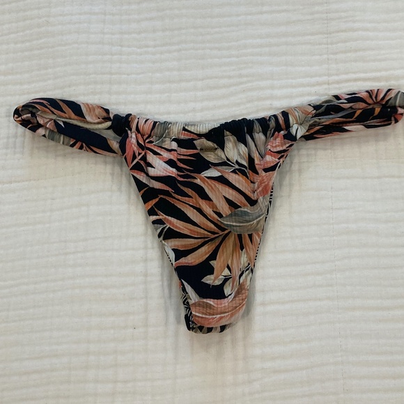 Rip curl size small reversible bikini bottom. Black and white geometric, floral - Picture 2 of 5